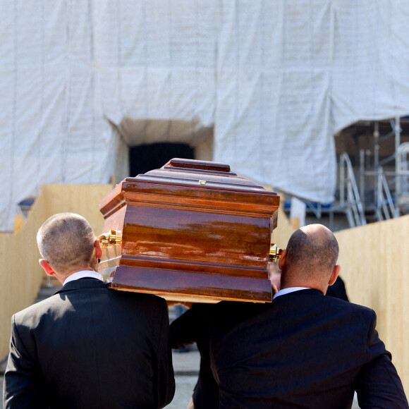 Illustration cercueil - Obsèques de la chanteuse Régine au Crematorium du cimetière du Père-Lachaise à Paris. Le 9 mai 2022 © Jacovides-Moreau / Bestimage