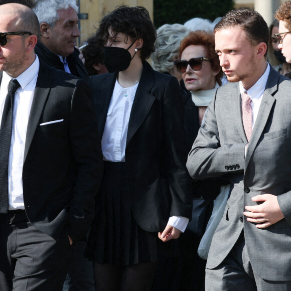 Jamie (mari de Daphné Rotcajg, petite-fille de Régine) et la famille - Obsèques de la chanteuse Régine au Crematorium du cimetière du Père-Lachaise à Paris. Le 9 mai 2022 © Jacovides-Moreau / Bestimage