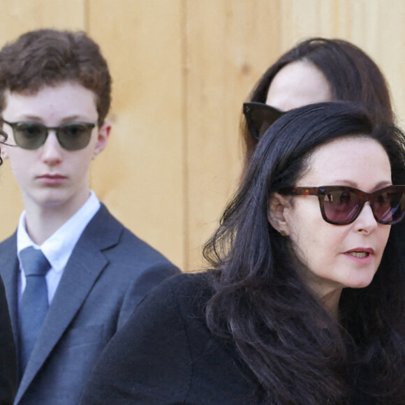 Danielle Bidermann, Camille Bidermann, Daphné Rotcajg (Petite-fille de Régine), et la famille - Obsèques de la chanteuse Régine au Crematorium du cimetière du Père-Lachaise à Paris. Le 9 mai 2022 © Jacovides-Moreau / Bestimage