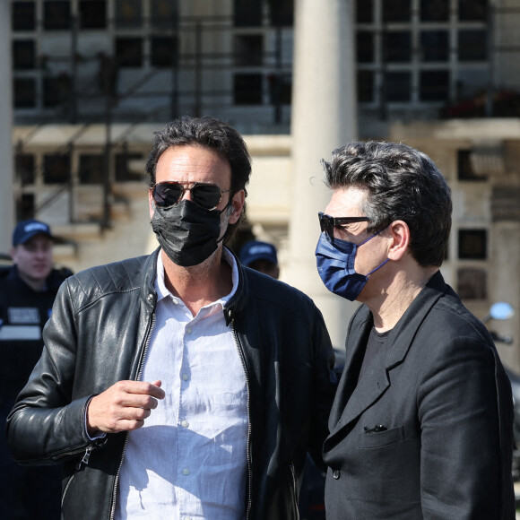 Olivier Gluzman, Anthony Delon, Marc Lavoine - Obsèques de la chanteuse Régine au Crematorium du cimetière du Père-Lachaise à Paris. Le 9 mai 2022 © Jacovides-Moreau / Bestimage