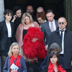 La famille, Camille Bidermann, Daphné Rotcajg (Petite-fille de Régine) et son mari Jamie, Danielle Bidermann, guest - Sorties des obsèques de la chanteuse Régine au Crematorium du cimetière du Père-Lachaise à Paris. Le 9 mai 2022 © Jacovides-Moreau / Bestimage