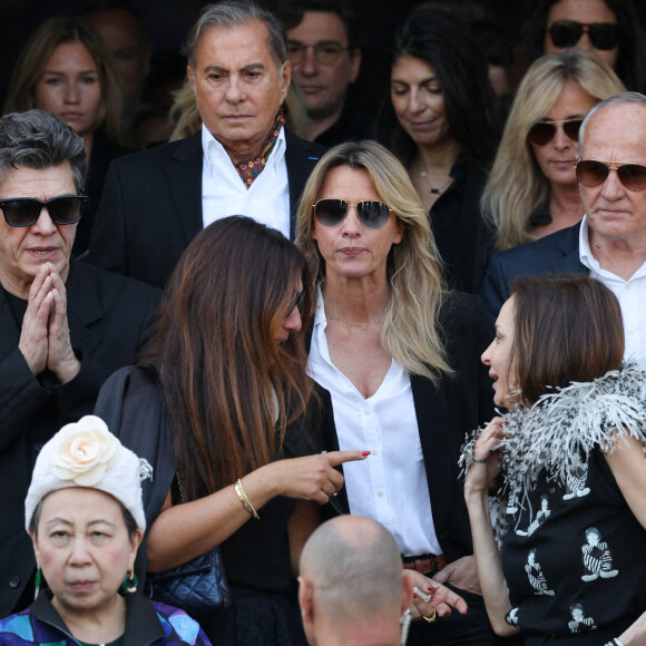 Marc Lavoine, Sarah Lavoine (Poniatowski), guest - Sorties des obsèques de la chanteuse Régine au Crematorium du cimetière du Père-Lachaise à Paris. Le 9 mai 2022 © Jacovides-Moreau / Bestimage