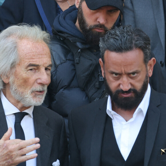 Bertrand Djian (auteur) et Cyril Hanouna - Sorties des obsèques de la chanteuse Régine au Crematorium du cimetière du Père-Lachaise à Paris. Le 9 mai 2022 © Jacovides-Moreau / Bestimage