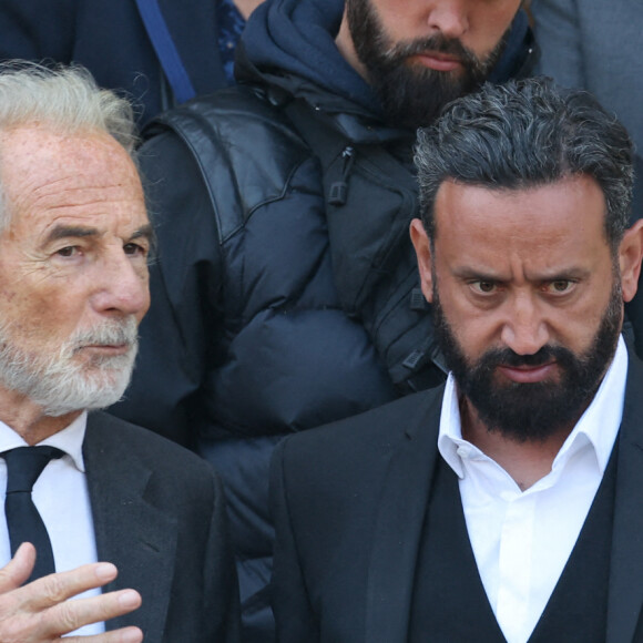 Bertrand Djian (auteur) et Cyril Hanouna - Sorties des obsèques de la chanteuse Régine au Crematorium du cimetière du Père-Lachaise à Paris. Le 9 mai 2022 © Jacovides-Moreau / Bestimage