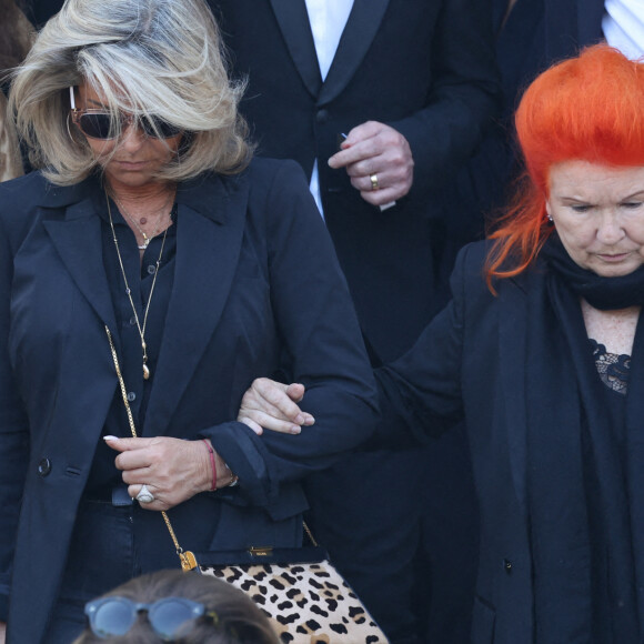 Caroline Margeridon, Viviane de Wiit - Sorties des obsèques de la chanteuse Régine au Crematorium du cimetière du Père-Lachaise à Paris. Le 9 mai 2022 © Jacovides-Moreau / Bestimage