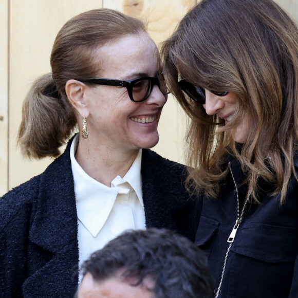 Carole Bouquet et Carla Bruni-Sarkozy, Yamina Benguigui - Sorties des obsèques de la chanteuse Régine au Crematorium du cimetière du Père-Lachaise à Paris. Le 9 mai 2022 © Jacovides-Moreau / Bestimage