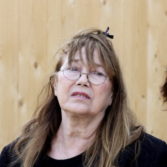 Jane Birkin - Sorties des obsèques de la chanteuse Régine au Crematorium du cimetière du Père-Lachaise à Paris.© Jacovides-Moreau / Bestimage