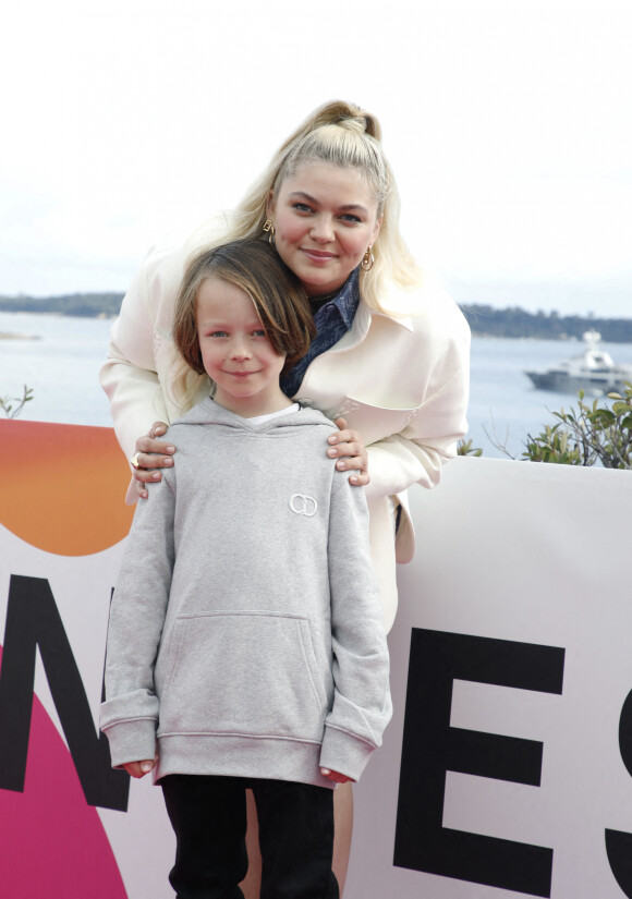 Louane Emera et Léon Durieux - Photocall de la série "Visions" lors de la 5ème saison du festival International des Séries "Canneseries" à Cannes, France, le 3 avril 2022. © Denis Guignebourg/Bestimage  Photocall of the "Visions" series during the 5th season of the "Canneseries" International Series festival in Cannes, France, on April 3, 2022.