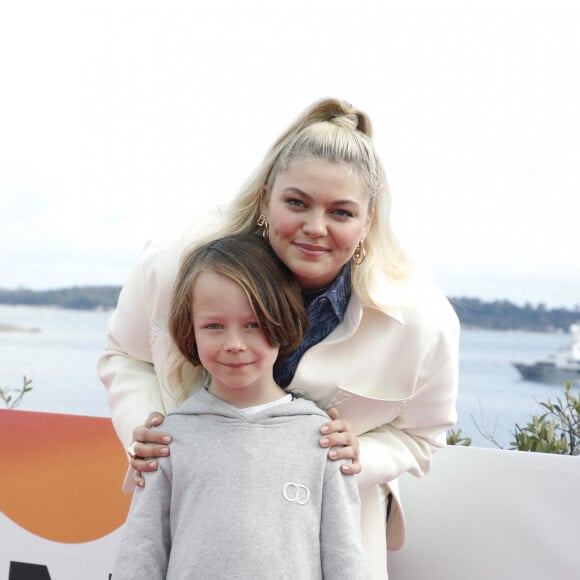 Louane Emera et Léon Durieux - Photocall de la série "Visions" lors de la 5ème saison du festival International des Séries "Canneseries" à Cannes, France, le 3 avril 2022. © Denis Guignebourg/Bestimage  Photocall of the "Visions" series during the 5th season of the "Canneseries" International Series festival in Cannes, France, on April 3, 2022.