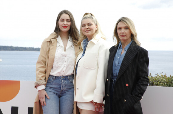 Marie-Ange Casta, Louane Emera et Anne Marivin - Photocall de la série "Visions" lors de la 5ème saison du festival International des Séries "Canneseries" à Cannes, France, le 3 avril 2022. © Denis Guignebourg/Bestimage 