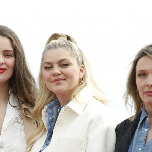 Marie-Ange Casta, Louane Emera et Anne Marivin - Photocall de la série "Visions" lors de la 5ème saison du festival International des Séries "Canneseries" à Cannes, France, le 3 avril 2022. © Denis Guignebourg/Bestimage 