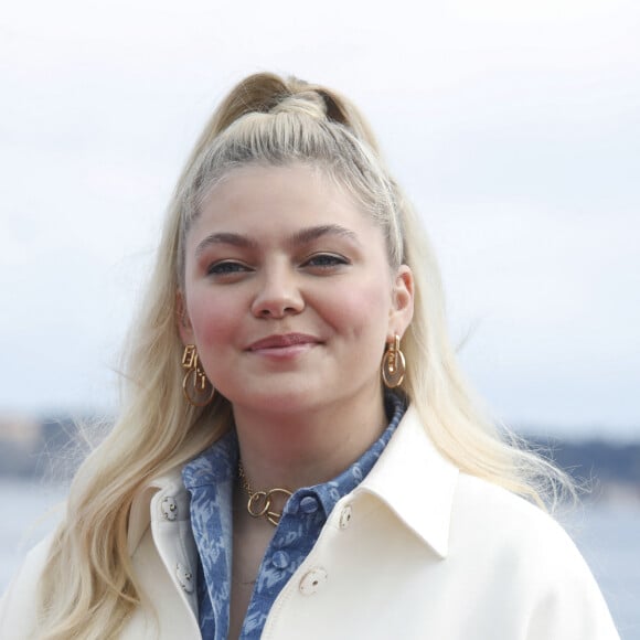 Louane Emera - Photocall de la série "Visions" lors de la 5ème saison du festival International des Séries "Canneseries" à Cannes, France, le 3 avril 2022. © Denis Guignebourg/Bestimage 