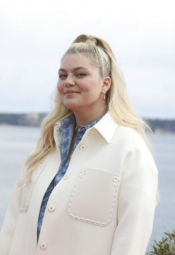 Louane Emera - Photocall de la série "Visions" lors de la 5ème saison du festival International des Séries "Canneseries" à Cannes, France, le 3 avril 2022. © Denis Guignebourg/Bestimage 