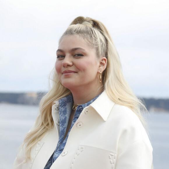 Louane Emera - Photocall de la série "Visions" lors de la 5ème saison du festival International des Séries "Canneseries" à Cannes, France, le 3 avril 2022. © Denis Guignebourg/Bestimage 