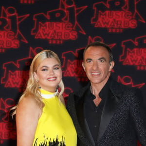 Nikos Aliagas et Louane Emera lors de la 23ème édition des NRJ Music Awards 2021 au Palais des Festivals de Cannes, le 20 novembre 2021. © Dominique Jacovides/Bestimage 