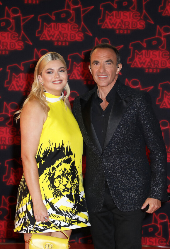 Nikos Aliagas et Louane Emera lors de la 23ème édition des NRJ Music Awards 2021 au Palais des Festivals de Cannes, le 20 novembre 2021. © Dominique Jacovides/Bestimage 