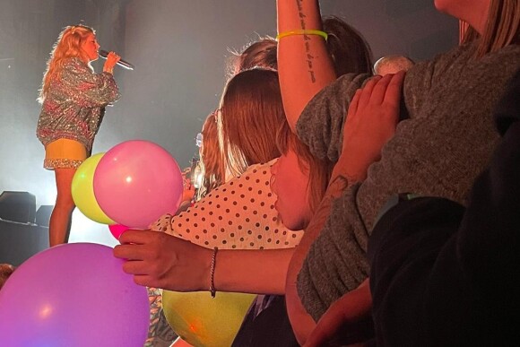 Louane était en concert à Nîmes pour la première fois depuis 4 ans, et est de plus en plus sexy ! @ Instagram / Louane