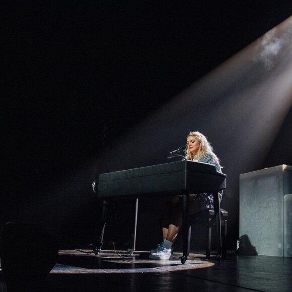 Louane était en concert à Nîmes pour la première fois depuis 4 ans, et est de plus en plus sexy ! @ Instagram / Louane