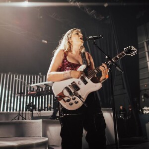 Louane était en concert à Nîmes pour la première fois depuis 4 ans, et est de plus en plus sexy ! @ Instagram / Louane