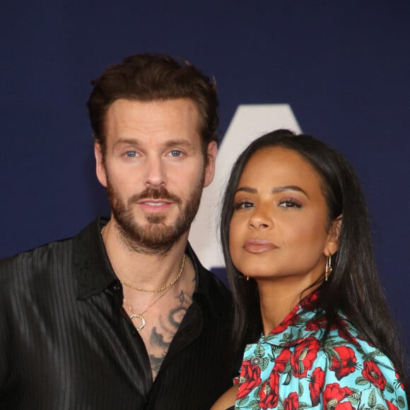 Matt Pokora et sa femme Christina Milian au photocall lors de la première du film "Ambulance" à Los Angeles le 4 avril 2022.