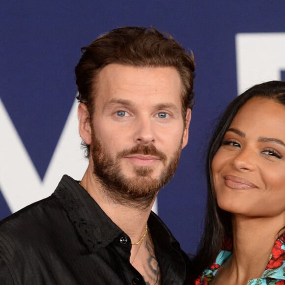 Matt Pokora et sa femme Christina Milian au photocall lors de la première du film "Ambulance" à Los Angeles le 4 avril 2022.