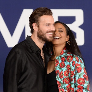 Matt Pokora et sa femme Christina Milian au photocall lors de la première du film "Ambulance" à Los Angeles le 4 avril 2022.