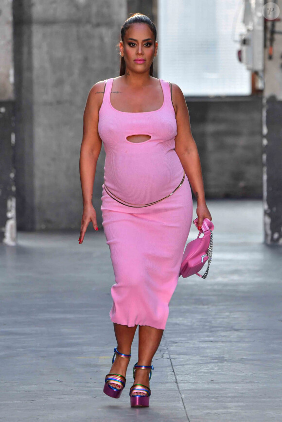 Amel Bent (enceinte) - Défilé Nicolas Lecourt Mansion "Collection Femme Prêt-à-Porter Automne/Hiver 2022" lors de la Fashion Week de Paris (PFW) le 8 mars 2022 