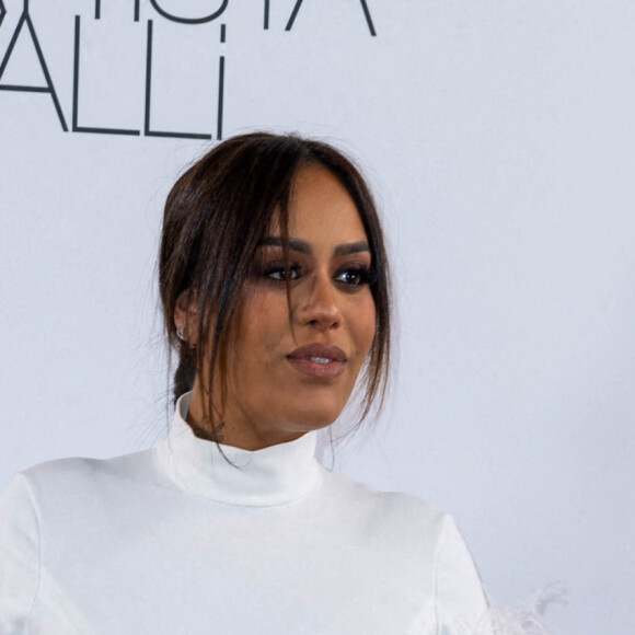 Amel Bent, enceinte, au photocall du défilé femme Giambattista Valli Automne/Hiver 2022/2023 lors de la Fashion Week de Paris, France, le 7 mars 2022. © Olivier Borde/Bestimage 
