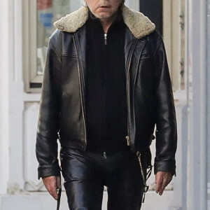 Exclusif - Le chanteur Renaud retire de l'argent à un distributeur et donne un billet à un mendiant à Paris le 13 février 2017. Renaud vient d'être désigné comme meilleur artiste masculin de l'année à la cérémonie des Victoires de la musique 2017. 