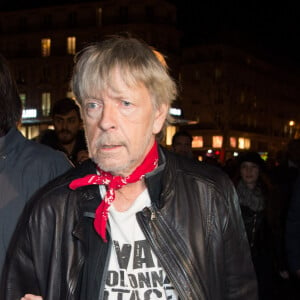 Le chanteur Renaud (Renaud Séchan) participe à un rassemblement spontané en hommage aux victimes des attentats de Charlie Hebdo Place de la République, à Paris, le 7 janvier 2016, scandant le slogan "même pas peur" un an jour pour jour après l'attaque terroriste. 