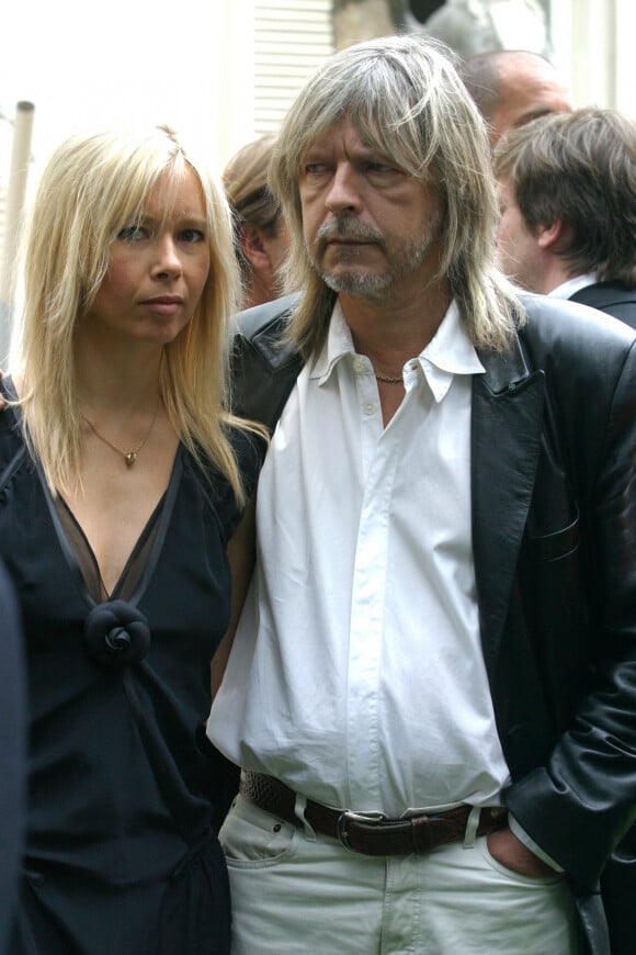 Le chanteur Renaud (Renaud Séchan) et sa compagne Romane Serda lors du coup d'envoi de la 23ème Fête de la musique dans les jardins de la direction de la musique du ministère de la Culture à Paris, France, le 21 juin 2004.