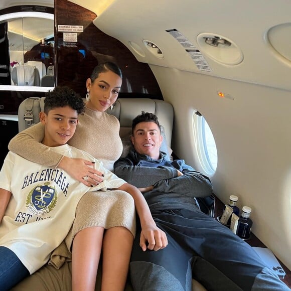 Georgina Rodriguez posant avec Cristiano Ronaldo et son fils aîné Cristiano Jr. Le 17 janvier 2022.
