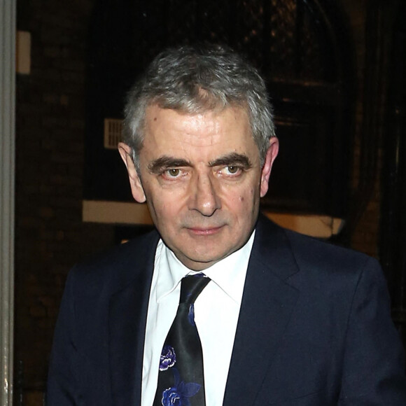 Rowan Atkinson quitte la soirée d'anniversaire des 70 ans de Lord Andrew Lloyd Webber à Londres, le 22 mars 2018.