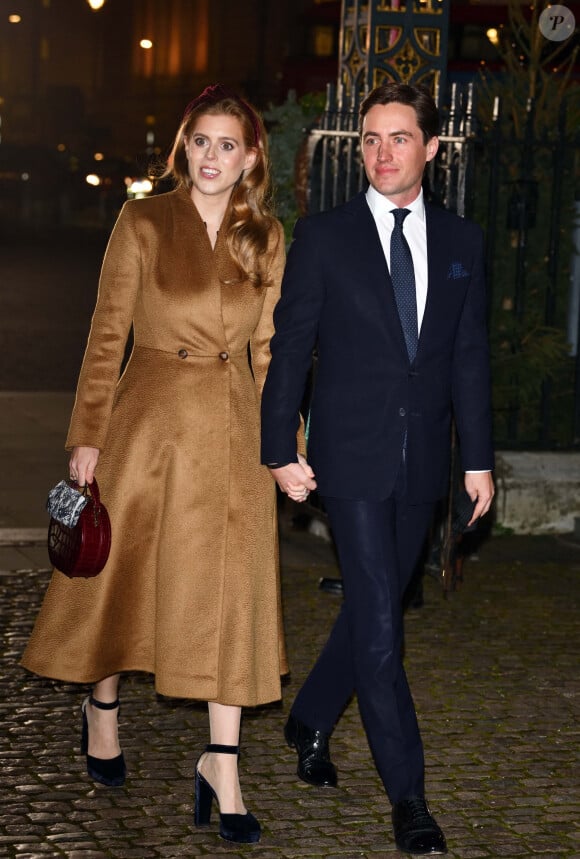 La princesse Beatrice, duchesse d'York et son mari Edoardo Mapelli Mozzi - La famille royale arrive au service de chant communautaire Together At Christmas à l'abbaye de Westminster à Londres le 8 décembre 2021. 