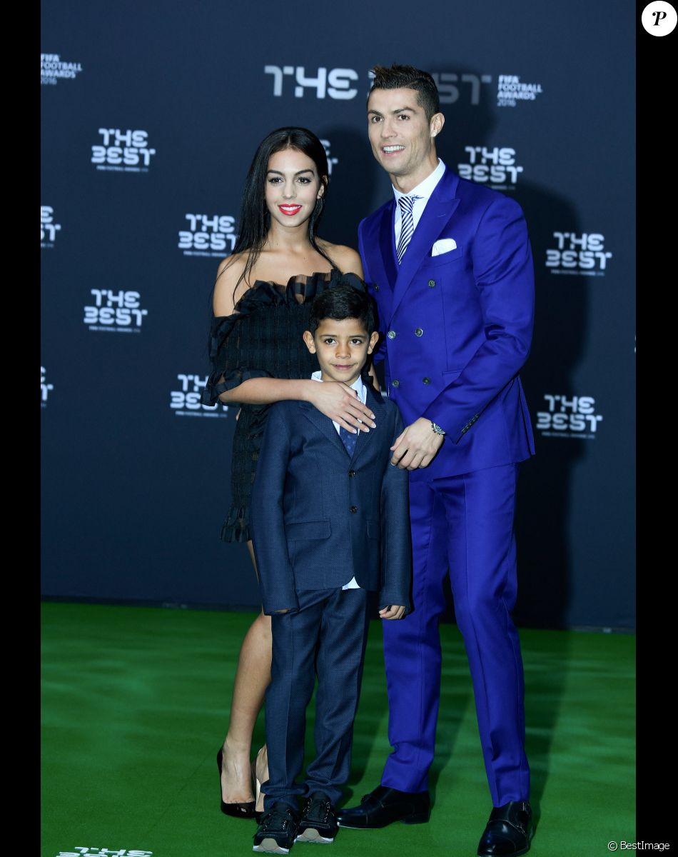 Cristiano Ronaldo , son fils Cristiano Jr et sa compagne Georgina Rodriguez au photocall des FIFA Football Awards à Zurich le 9 janvier 2017.