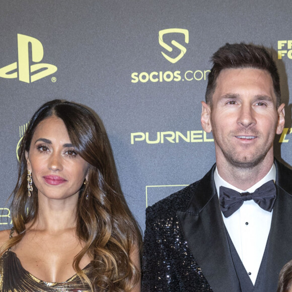 Lionel Messi (Ballon d'Or pour la 7ème fois) avec sa femme Antonella Roccuzzo et ses enfants Thiago, Mateo et Ciro - Photocall de la cérémonie du Ballon d'Or au Théâtre du Châtelet. © Cyril Moreau/Bestimage