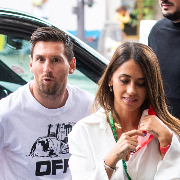 Exclusif - Antonella Roccuzzo et Lionel Messi sortent de l'hôtel Royal Monceau.