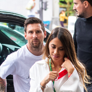 Exclusif - Antonella Roccuzzo et Lionel Messi sortent de l'hôtel Royal Monceau.