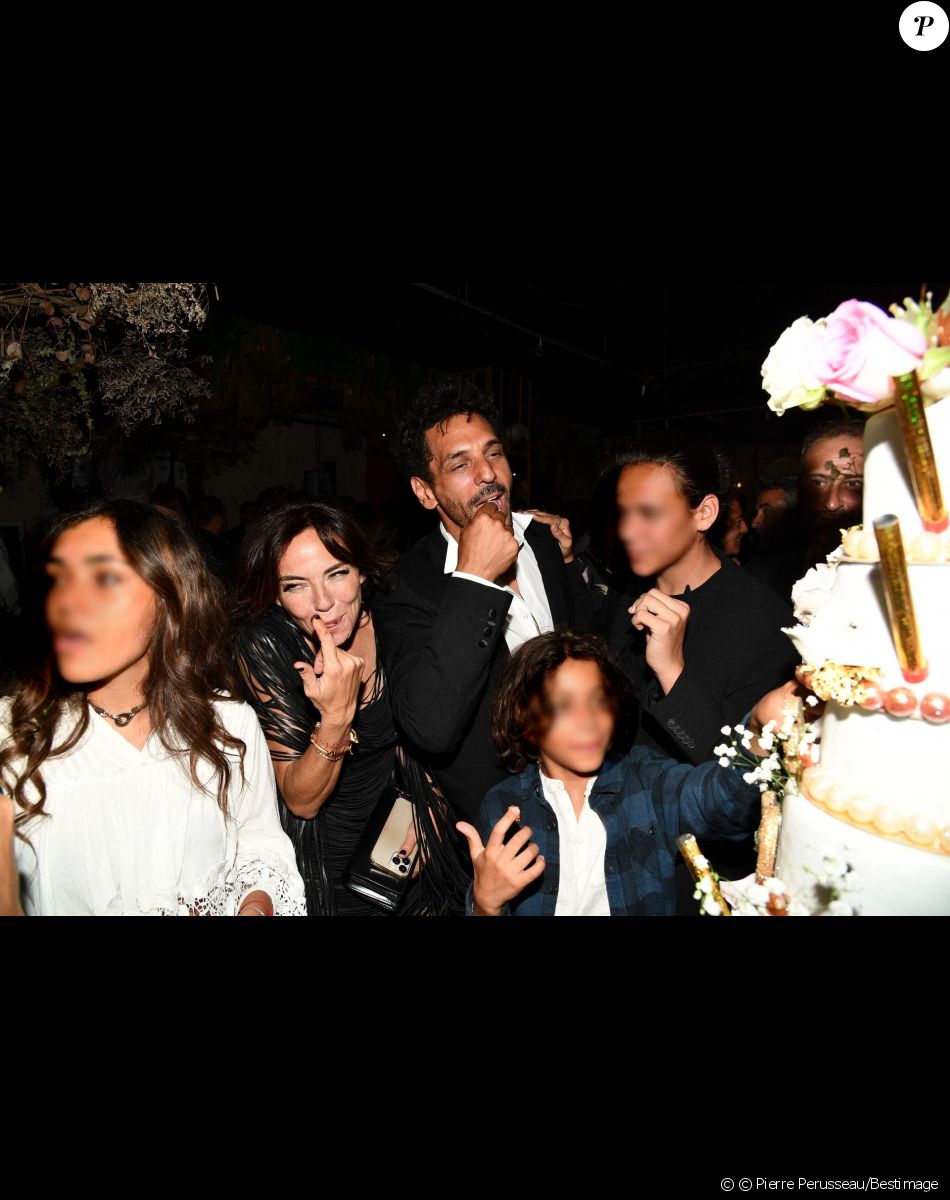 Tomer et Sandra Sisley avec les enfants Dino, Liv Shaya et Levin - Soirée du 49ème anniversaire de Sandra Sisley (née le 25 avril) et les 6 ans de "Retrouvite" avec son mari Tomer au restaurant Mamamia à Paris © Pierre Perusseau/Bestimage