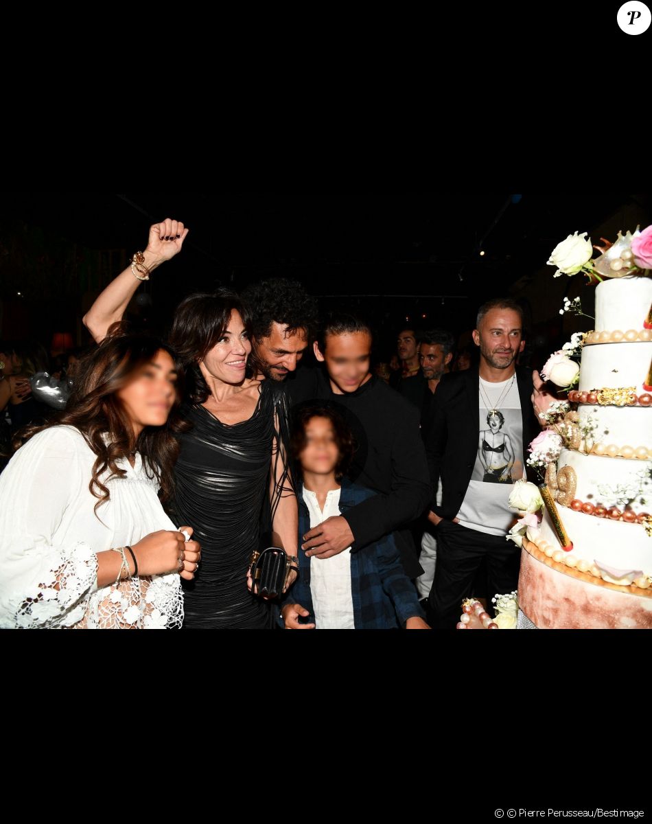 Tomer et Sandra Sisley avec les enfants Dino, Liv Shaya et Levin. Soirée du 49ème anniversaire de Sandra Sisley (née le 25 avril) et les 6 ans de "Retrouvite" avec son mari Tomer au restaurant Mamacita à Paris le 12 mai 2022. Après deux ans de pandémie, la reine des nuits parisiennes à fait battre le coeur du tout Paris en donnant une soirée inoubliable. Jeudi soir, Sandra Sisley réunissait ses amis pour célébrer ses 6 ans de passion avec la beauté du bordel (T. Sisley) ainsi que ses 49 bougies au Mamamia, nouveau restaurant branché du groupe Yeels autour d'un dîner aux saveurs italiennes, orchestré par le chef Olivier Dupuis. Une fête sous le signe de l'amour et de la rigolite qui a rassemblé les talents d'aujourd'hui et de demain. Les partenaires de cette soirée sont: Clarins, Livi, Be, et Mac. © Pierre Perusseau/Bestimage