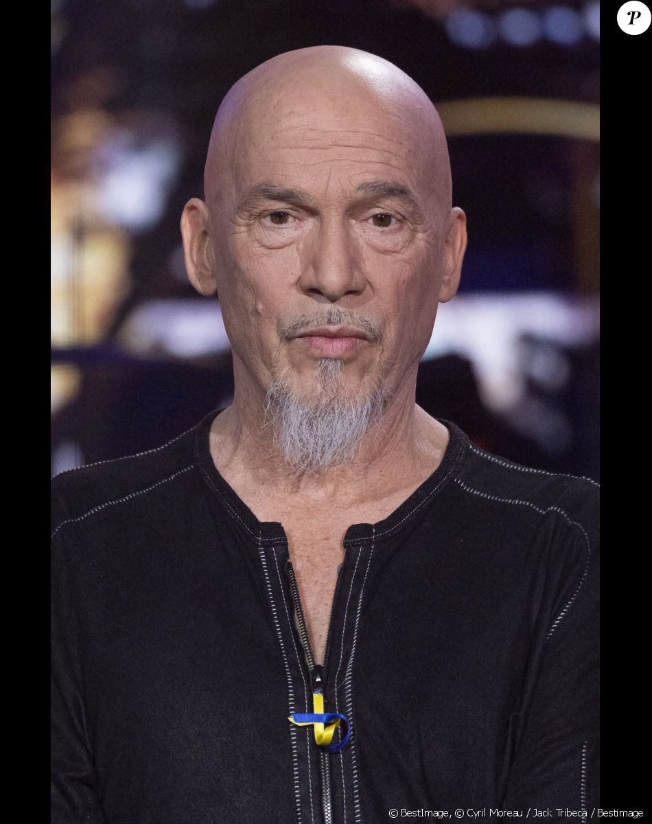 Florent Pagny - Emission spéciale "Unis pour l'Ukraine" à la Maison de la Radio et de la Musique, diffusée en direct sur France 2 et présentée par Nagui et Leïla.Kaddour à Paris le 8 mars 2022. France Télévisions et Radio France s'associent, face à l'urgence humanitaire, pour soutenir et aider le peuple ukrainien et toutes les populations touchées par le conflit, sur place et dans les pays limitrophes. Le service public s'engage aux côtés de la Croix-Rouge française, qui lance un appel aux dons financiers, pour faire face aux besoins humanitaires, qui ne cessent de s'intensifier. Cette soirée spéciale est diffusée en simultané sur France 2 et France Inter avec un concert exceptionnel en direct, avec la participation des formations musicales de Radio France. Avec cette soirée, France Télévisions et Radio France permettent aux Français de répondre concrètement à l'urgence humanitaire, à l'intérieur et à l'extérieur de l'Ukraine, à travers des dons à la Croix-Rouge française. © Cyril Moreau / Jack Tribeca / Bestimage