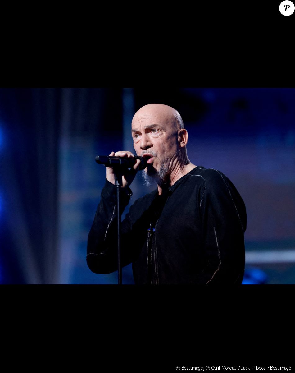 Florent Pagny - Emission spéciale "Unis pour l'Ukraine" à la Maison de la Radio et de la Musique, diffusée en direct sur France 2 et présentée par Nagui et Leïla.Kaddour à Paris le 8 mars 2022. France Télévisions et Radio France s'associent, face à l'urgence humanitaire, pour soutenir et aider le peuple ukrainien et toutes les populations touchées par le conflit, sur place et dans les pays limitrophes. Le service public s'engage aux côtés de la Croix-Rouge française, qui lance un appel aux dons financiers, pour faire face aux besoins humanitaires, qui ne cessent de s'intensifier. Cette soirée spéciale est diffusée en simultané sur France 2 et France Inter avec un concert exceptionnel en direct, avec la participation des formations musicales de Radio France. Avec cette soirée, France Télévisions et Radio France permettent aux Français de répondre concrètement à l'urgence humanitaire, à l'intérieur et à l'extérieur de l'Ukraine, à travers des dons à la Croix-Rouge française. © Cyril Moreau / Jack Tribeca / Bestimage