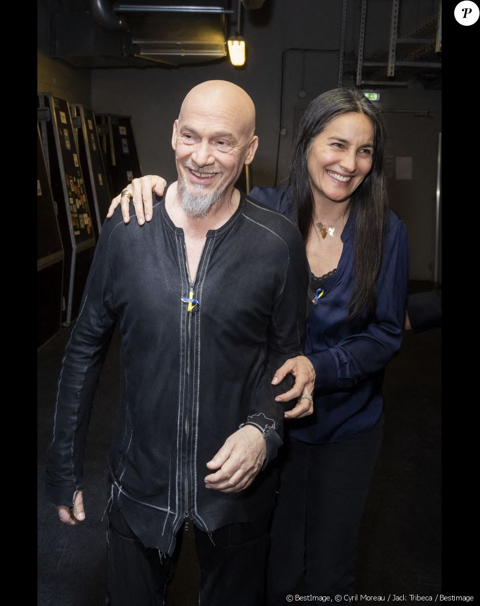 Exclusif - Florent Pagny et sa femme Azucena - Backstage de l'émission spéciale "Unis pour l'Ukraine" à la Maison de la Radio et de la Musique, diffusée en direct sur France 2 et présentée par Nagui et Leïla.Kaddour à Paris le 8 mars 2022. France Télévisions et Radio France s'associent, face à l'urgence humanitaire, pour soutenir et aider le peuple ukrainien et toutes les populations touchées par le conflit, sur place et dans les pays limitrophes. Le service public s'engage aux côtés de la Croix-Rouge française, qui lance un appel aux dons financiers, pour faire face aux besoins humanitaires, qui ne cessent de s'intensifier. Cette soirée spéciale est diffusée en simultané sur France 2 et France Inter avec un concert exceptionnel en direct, avec la participation des formations musicales de Radio France. Avec cette soirée, France Télévisions et Radio France permettent aux Français de répondre concrètement à l'urgence humanitaire, à l'intérieur et à l'extérieur de l'Ukraine, à travers des dons à la Croix-Rouge française. © Cyril Moreau / Jack Tribeca / Bestimage