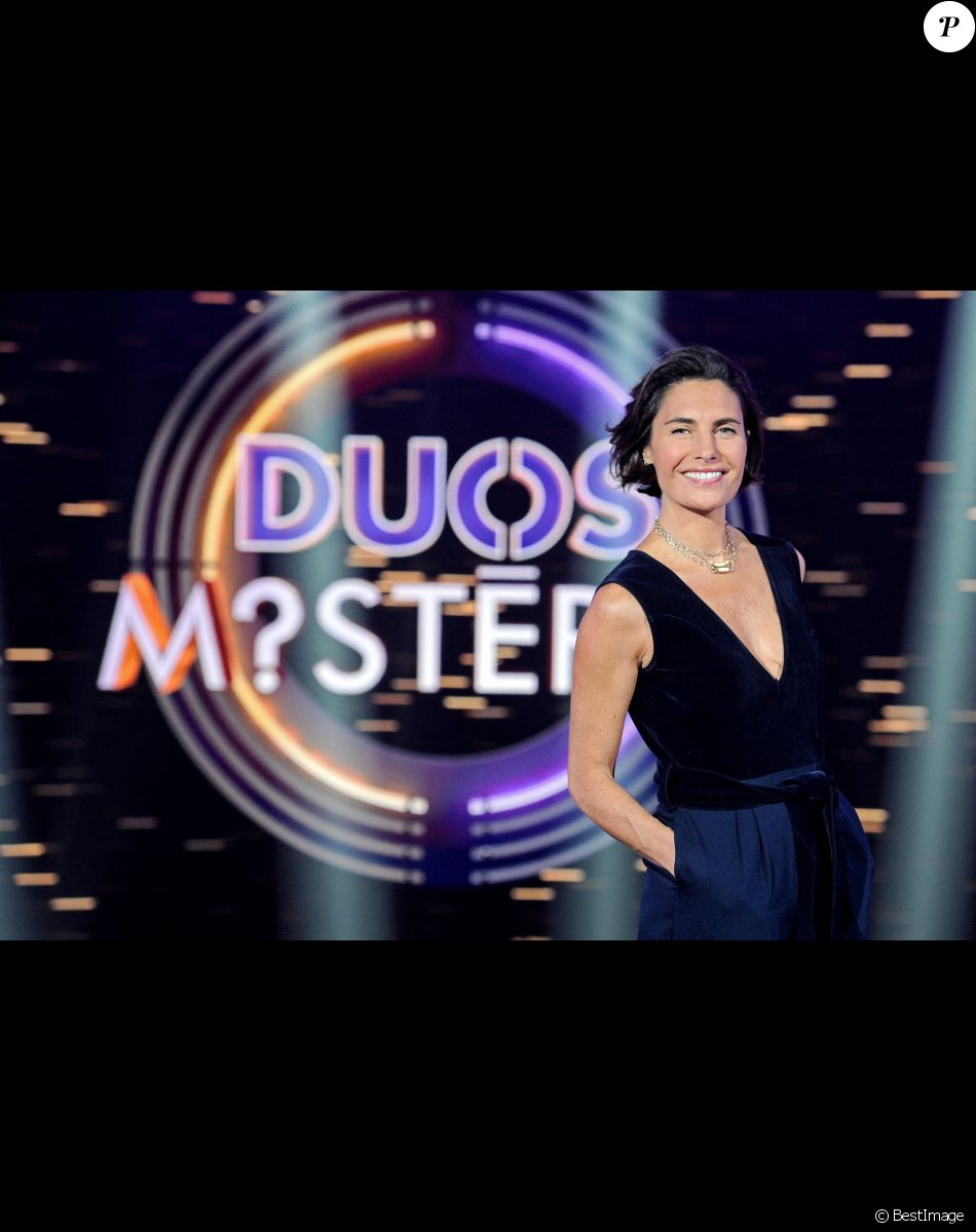 Exclusif - No Tabloids - Alessandra Sublet - Enregistrement de l'émission "Duos Mystères" à la Seine Musicale à Paris, qui sera diffusée le 26 février sur TF1. Le 2 février 2021 Pour la première fois à la télévision, les plus grandes stars acceptent de monter sur scène pour chanter un duo…sans savoir avec qui elles vont le partager ! Bienvenue dans un cache-cache musical inédit où les artistes et le public iront de surprises en surprises ! Pour chaque duo, les 2 artistes répètent seuls de leur côté, arrivent sur scène sans se croiser et prennent place de part et d’autre d’un mur écran. Ils commencent à chanter alors qu’ils ne savent toujours pas qui est avec eux sur scène ! Leurs voix vont se mêler avant même que les 2 personnalités ne se soient vues ! Sauront-elles se reconnaître ? Comment réagiront-elles quand le mur se lèvera enfin ? Dans « DUOS MYSTERES » tout commence par un jeu avant de basculer dans l’émotion … Car, bien sûr, tous ces duos mystères ne sont pas associés par hasard ! Les artistes qui partageront la scène sont tous unis par une histoire forte ! Nous allons vous raconter ces histoires, ces parcours de vie, ces liens d’amitié, d’amour ou d’admiration… Le téléspectateur assistera aux premières loges à ce duo unique : il est le témoin privilégié d’une rencontre artistique aussi excitante qu’inattendue. Mais surtout, il pourra lui aussi jouer : pour la plupart des duos, on ne lui dévoilera qu’une seule des deux célébrités et il devra reconnaître à sa voix uniquement l’artiste mystère ! Tendez bien votre oreille ! Saurez-vous deviner avec qui chacune des personnalités partagera l’affiche ? Quelle sera l’émotion des artistes lorsqu’ils se découvriront enfin ? Exclusive - No Web No Blog pour Belgique et Suisse