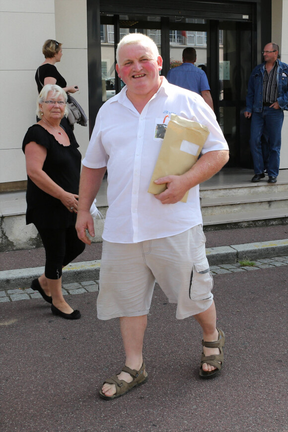 Thierry Olive, de l'emission de tele realite "L'amour est dans le pre", a ete convoqué au tribunal de Coutances (50), pour une histoire de tromperie sur la vente de veaux. Il sera finalement reconvoque devant le tribunal de Coutances le 20 novembre.