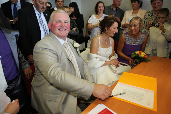 Mariage civil de Thierry Olive de "L'amour est dans le pré" à la mairie de Ver avec Annie Derain le 14 septembre 2012