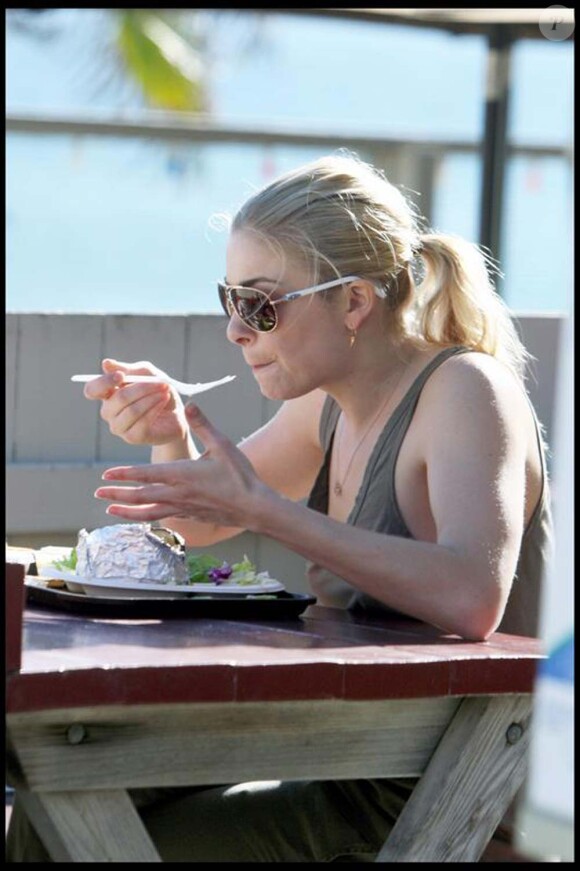 LeAnn Rimes déjeune dans un restaurant de Malibu, le 27 janvier... sans son boyfriend Eddie Cibrian.
