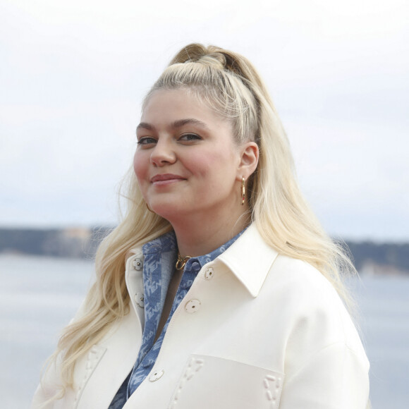 Louane Emera - Photocall de la série "Visions" lors de la 5ème saison du festival International des Séries "Canneseries" à Cannes, France, le 3 avril 2022. © Denis Guignebourg/Bestimage
