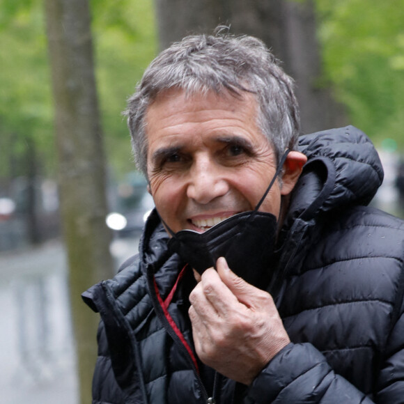 Julien Clerc à la sortie de l'enregistrement de l'émission "Vivement Dimanche" en hommage à G.Bécaud qui sera diffusée le 03 avril 2022 au studio Gabriel à Paris, France, le 29 mars 2022. © Christophe Clovis/Bestimage 