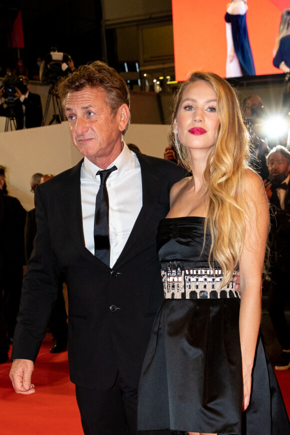 Sean Penn, sa fille Dylan Penn - Montée des marches du film " Flag Day" lors du 74ème Festival International du Film de Cannes. Le 10 juillet 2021 © Borde-Jacovides-Moreau / Bestimage